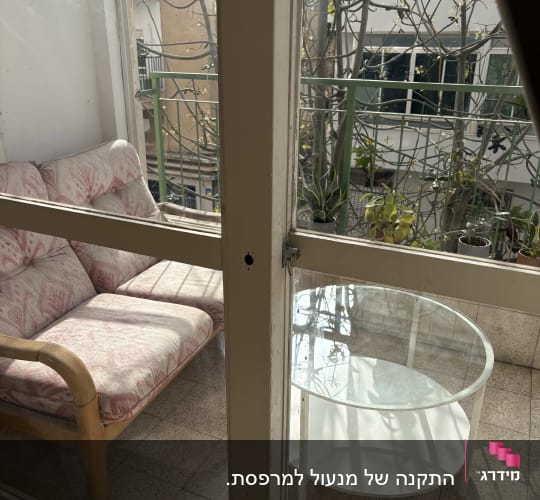 חור בדלת זכוכית, מתאים למנעולן